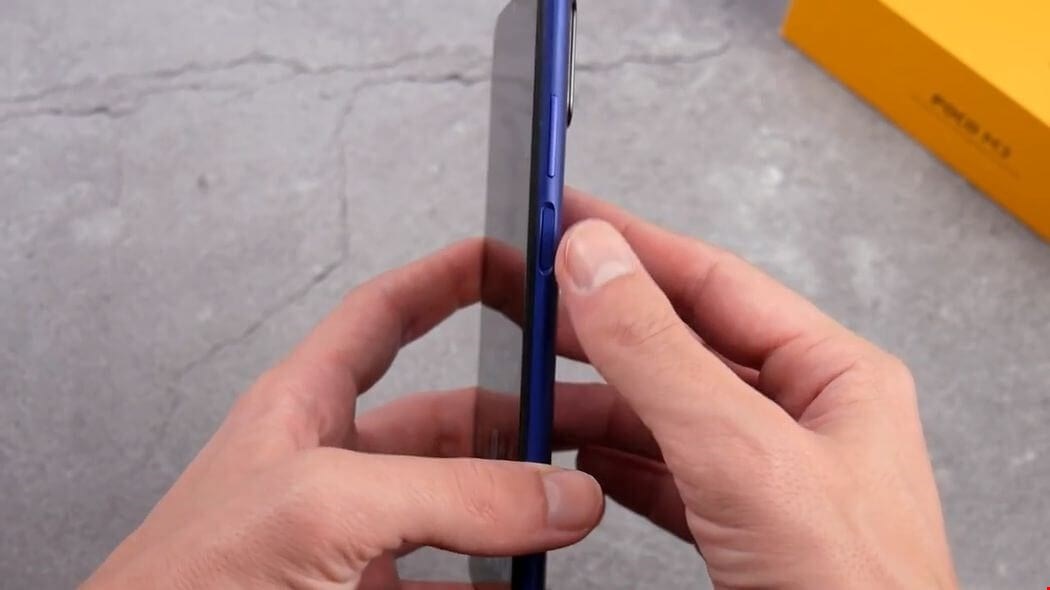 گوشی پوکو m3 علاوه بر پین و الگو با استفاده از حسگر اثر انگشت در کنار گوشی که با دکمه پاور ادغام شده است